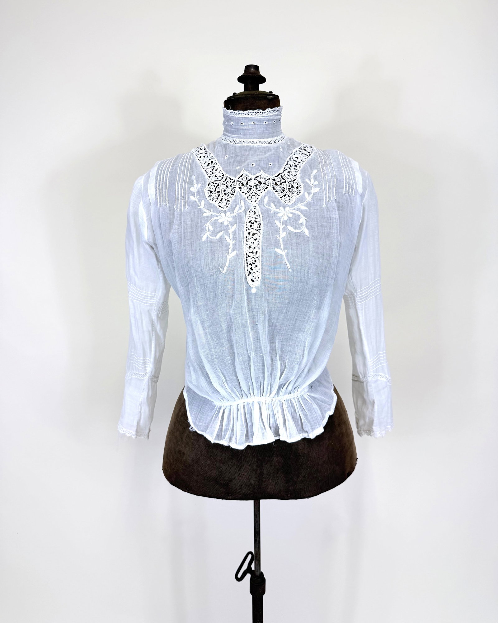 ANTIQUE EMBROIDERED LINEN & CHEMICAL LACE SHIRTWAIST, 1900-1908 (1 of 8)