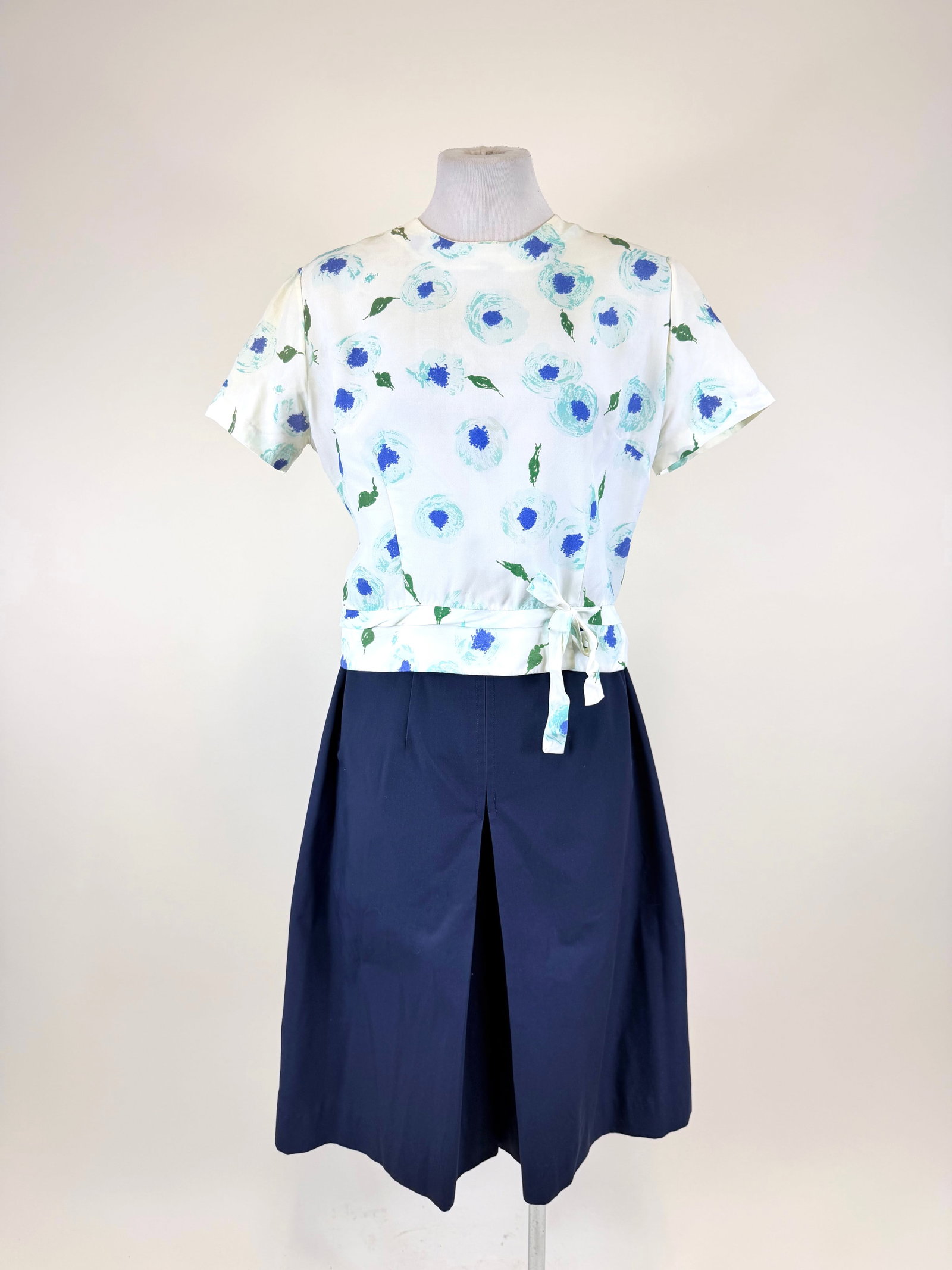 PRINTED BLOUSE & NAVY BERMUDA SHORTS, 1960s-1970s (1 of 10)
