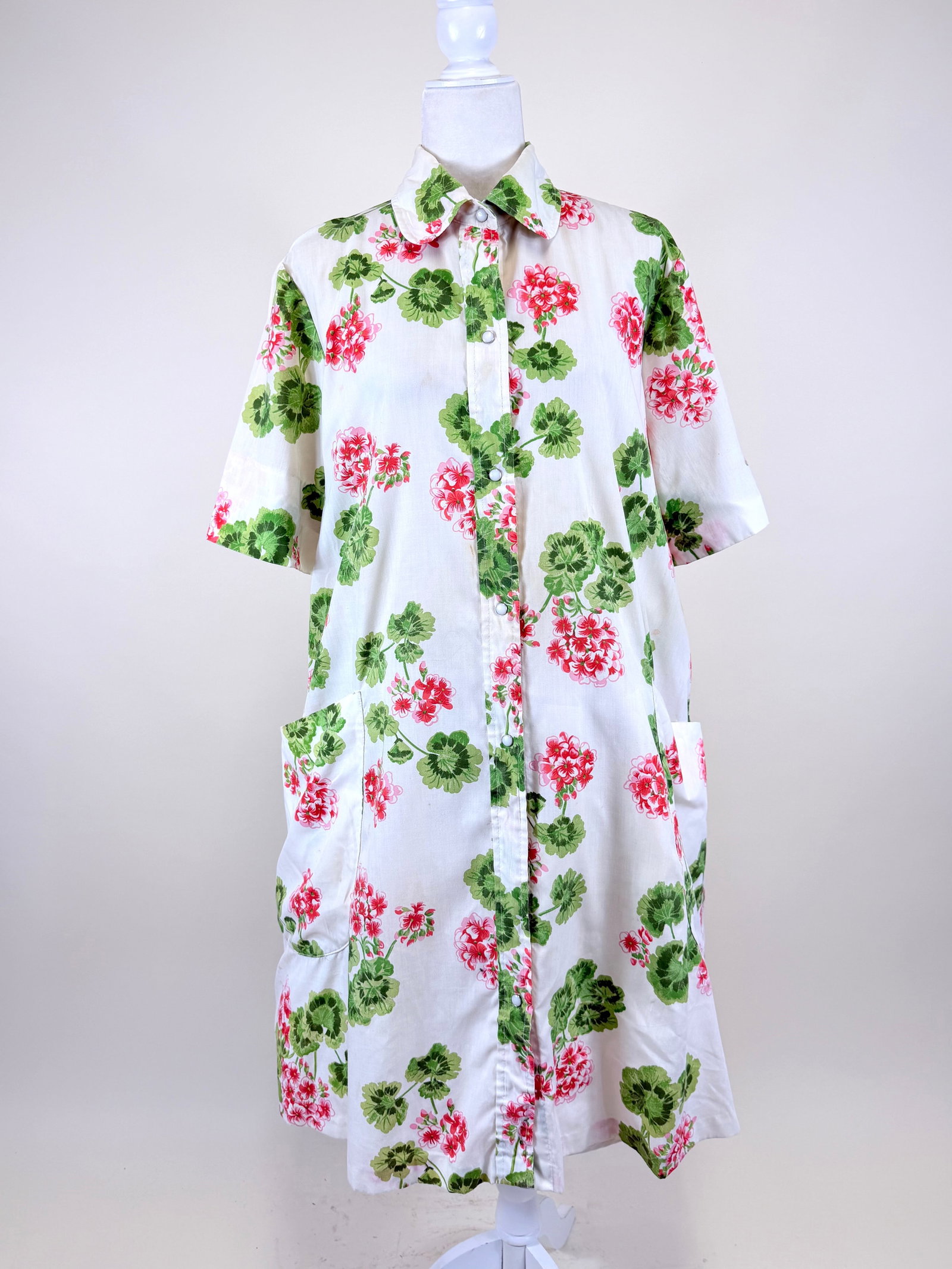 COTTON FLORAL PRINTED HOUSECOAT, 1950s: B 46", W 50", seam opening shoulder, few light spot stains, see photos.