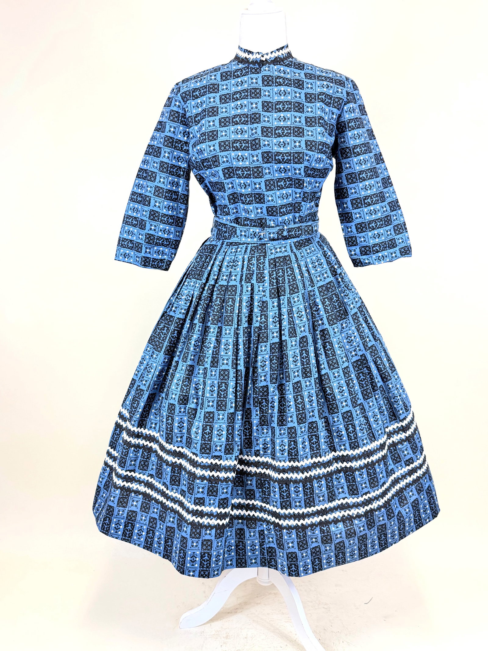 PRINTED COTTON & RIC RAC APPLIQUE DAY DRESS, 1950s: w/ original self belt, B 40", W 28", good condition, see photos