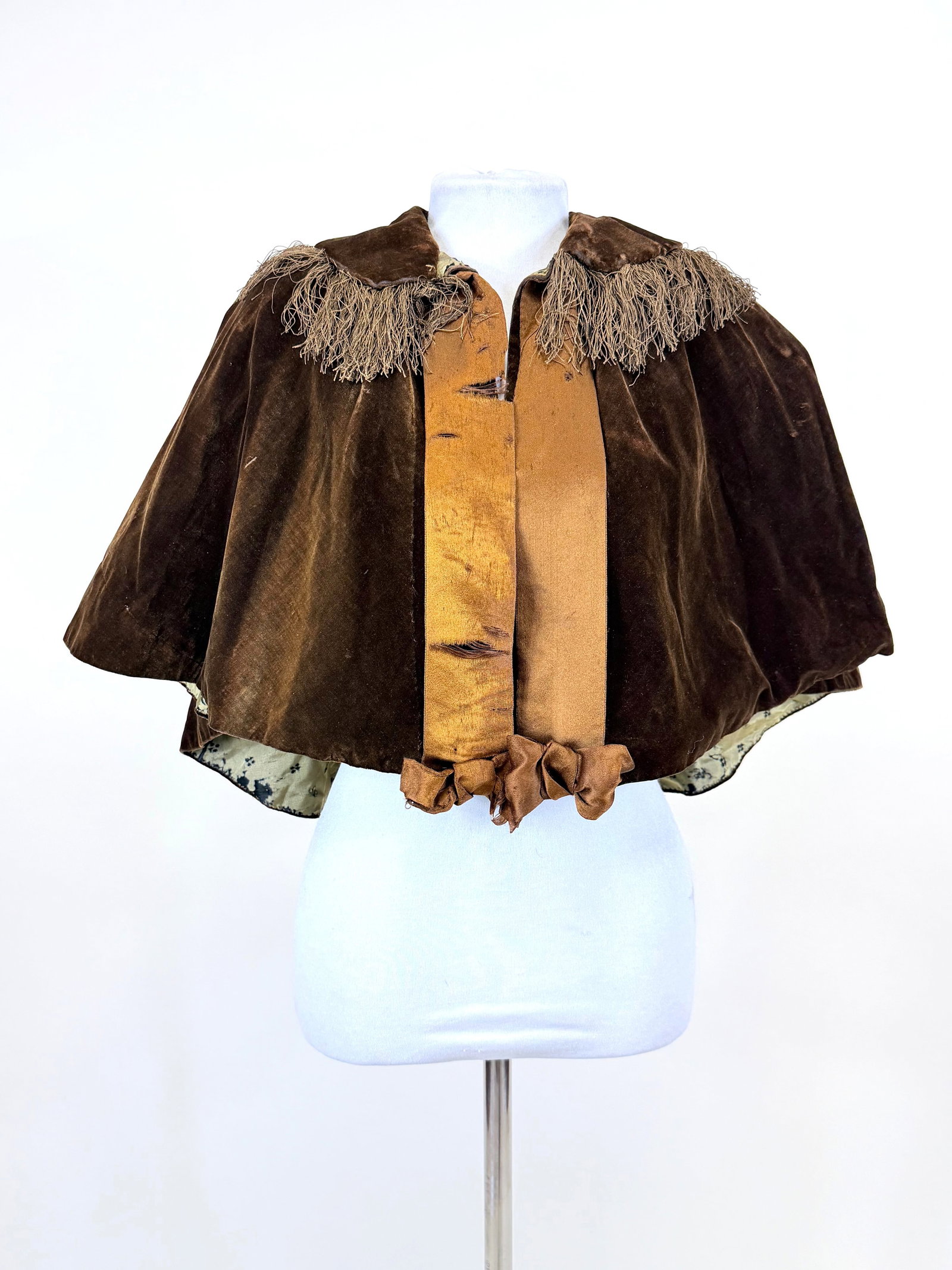 ANTIQUE BROWN SILK VELVET SHOULDER CAPELET, 1880s-1890s: L 14.5"-18", tears at center front, wear to pile, staining to lining, see photos