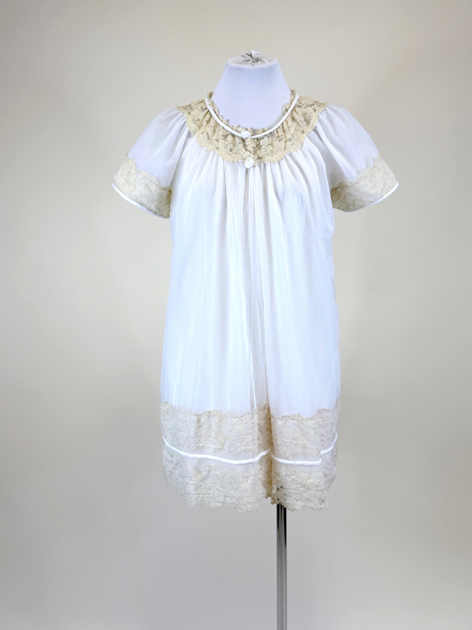 BABYDOLL PEIGNOIR & NEGLIGEE SET, 1960s: B/W up to 38", good condition, see photos