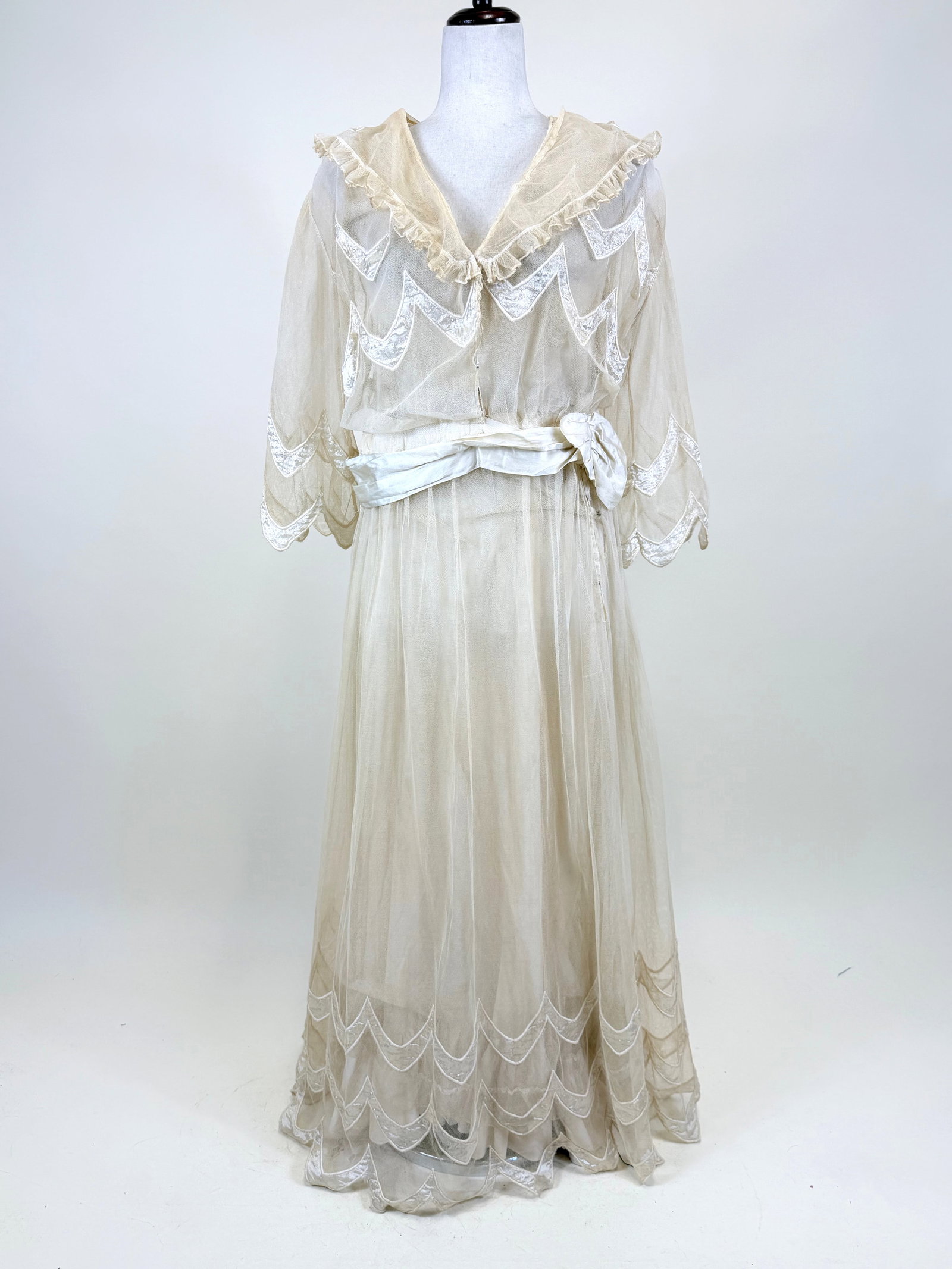 ANTIQUE TULLE TEA GOWN, 1910s: Approx. B 32", W 30", satin waistband partly untacked, wear to applique, good condition, see photos