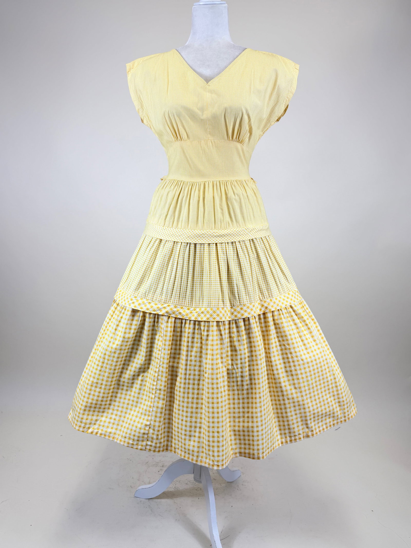 GRADUATED CHECKED SUMMER DRESS, 1950s-1960s: B 40", W 28", pilling, good condition, see photos