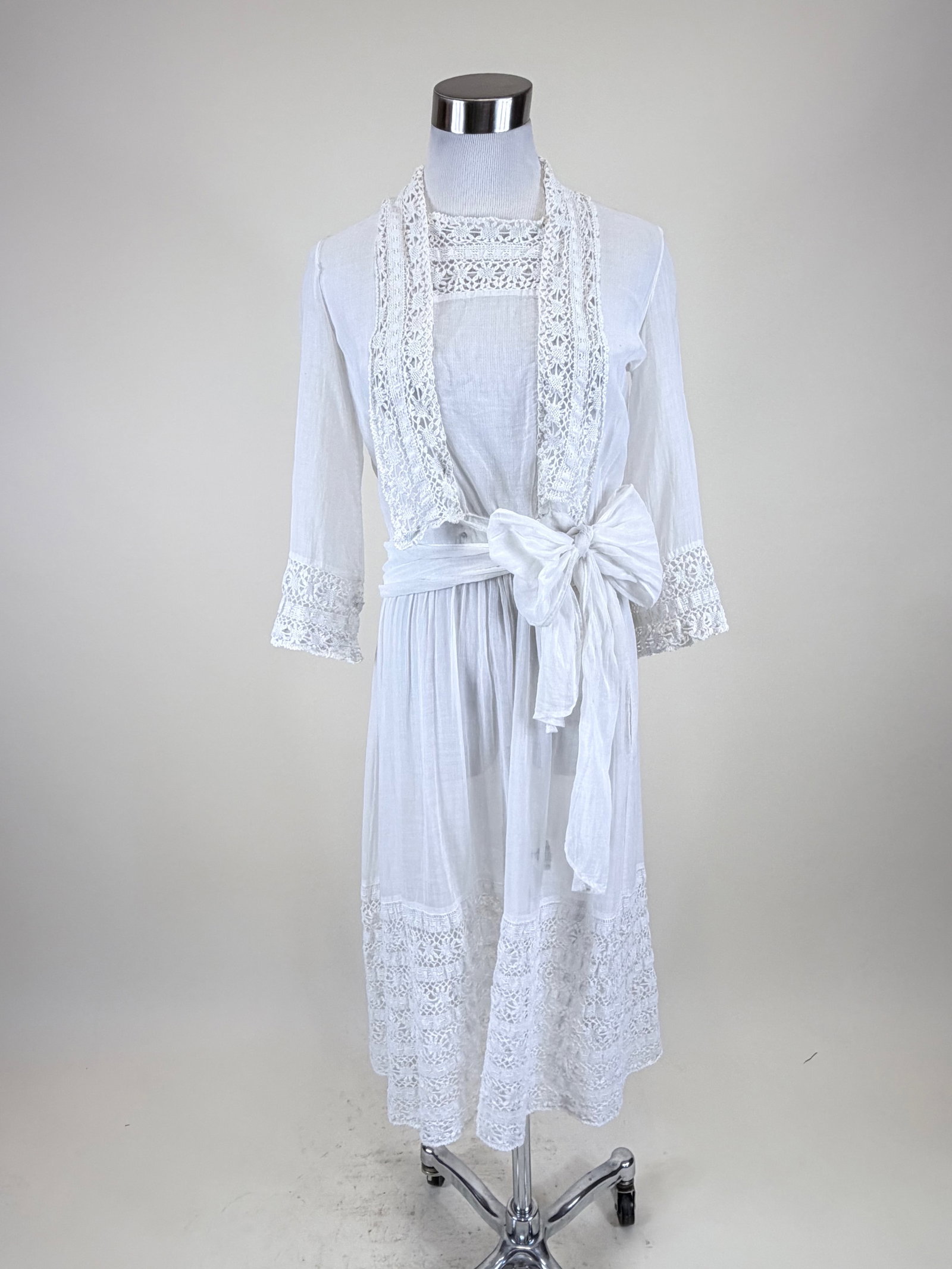 ANTIQUE LINEN & LACE LINGERIE DRESS, 1910s: B 36", W 29", small tear/opening right shoulder, seam strain at waist, good condition, see photos