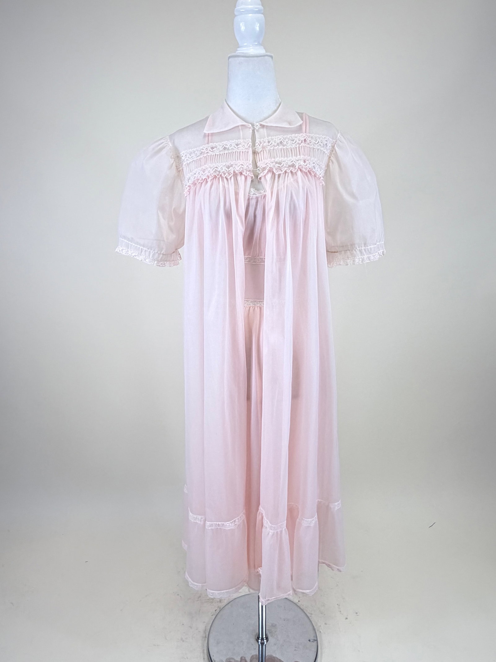 PINK PEIGNOIR & NEGLIGEE SET, 1950s: B 35", W 27", one closure broken, few pulls, see photos