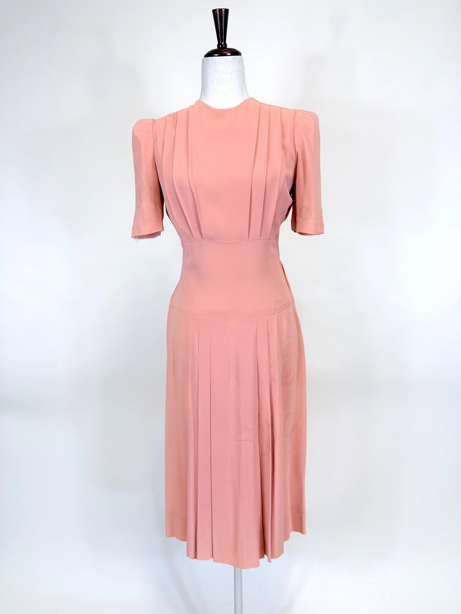 PEACH CREPE DAY DRESS, 1940s: B 38", W 28", tear right shoulder, spot stains, see photos. Provenance: Middlebury Clothing Antique Collection, originally from Purdue University's Costume Collection