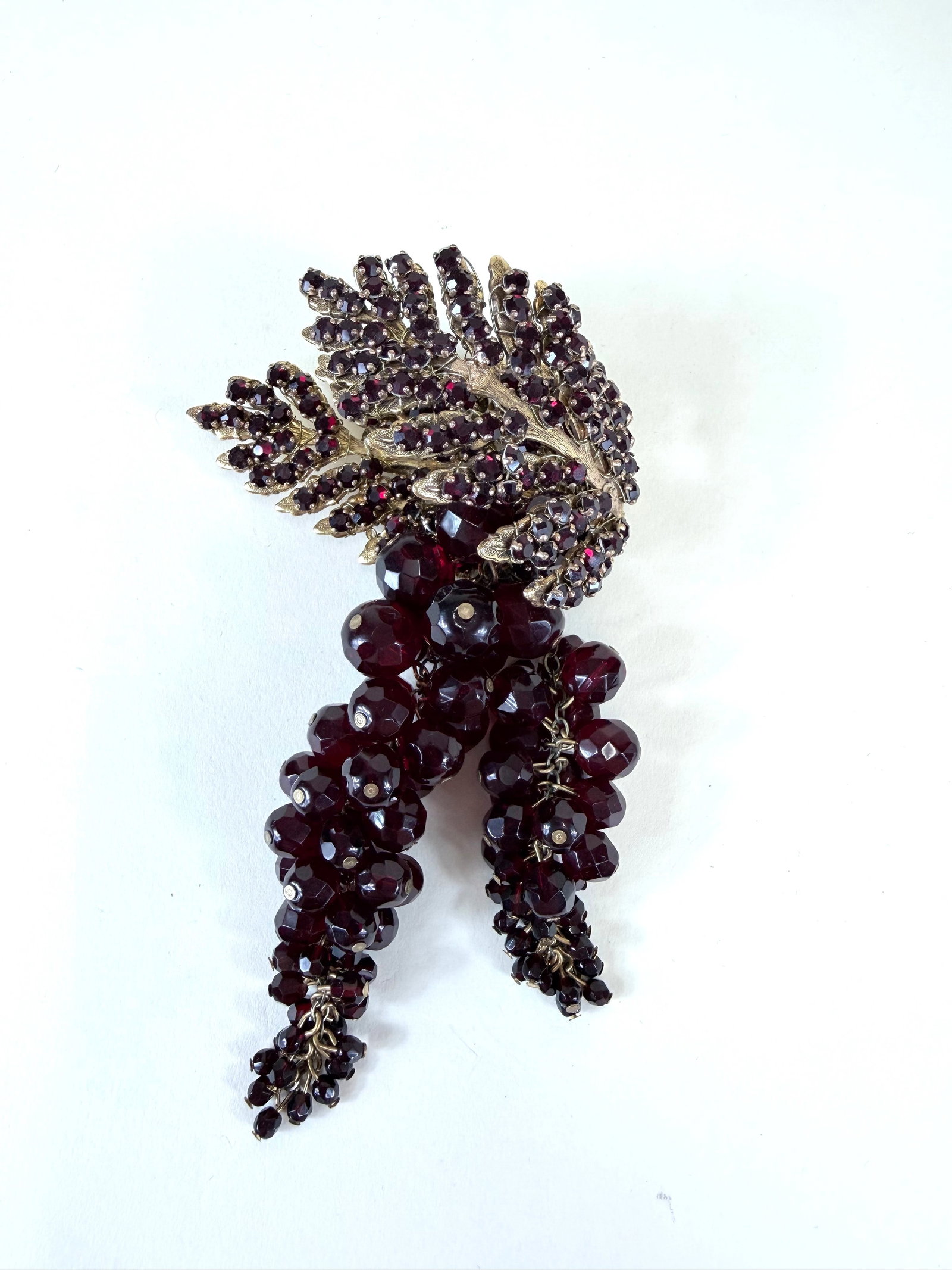 DRAMATIC MIRIAM HASKELL LEAF & GRAPE CLUSTER BROOCH, MID 20TH C - 3