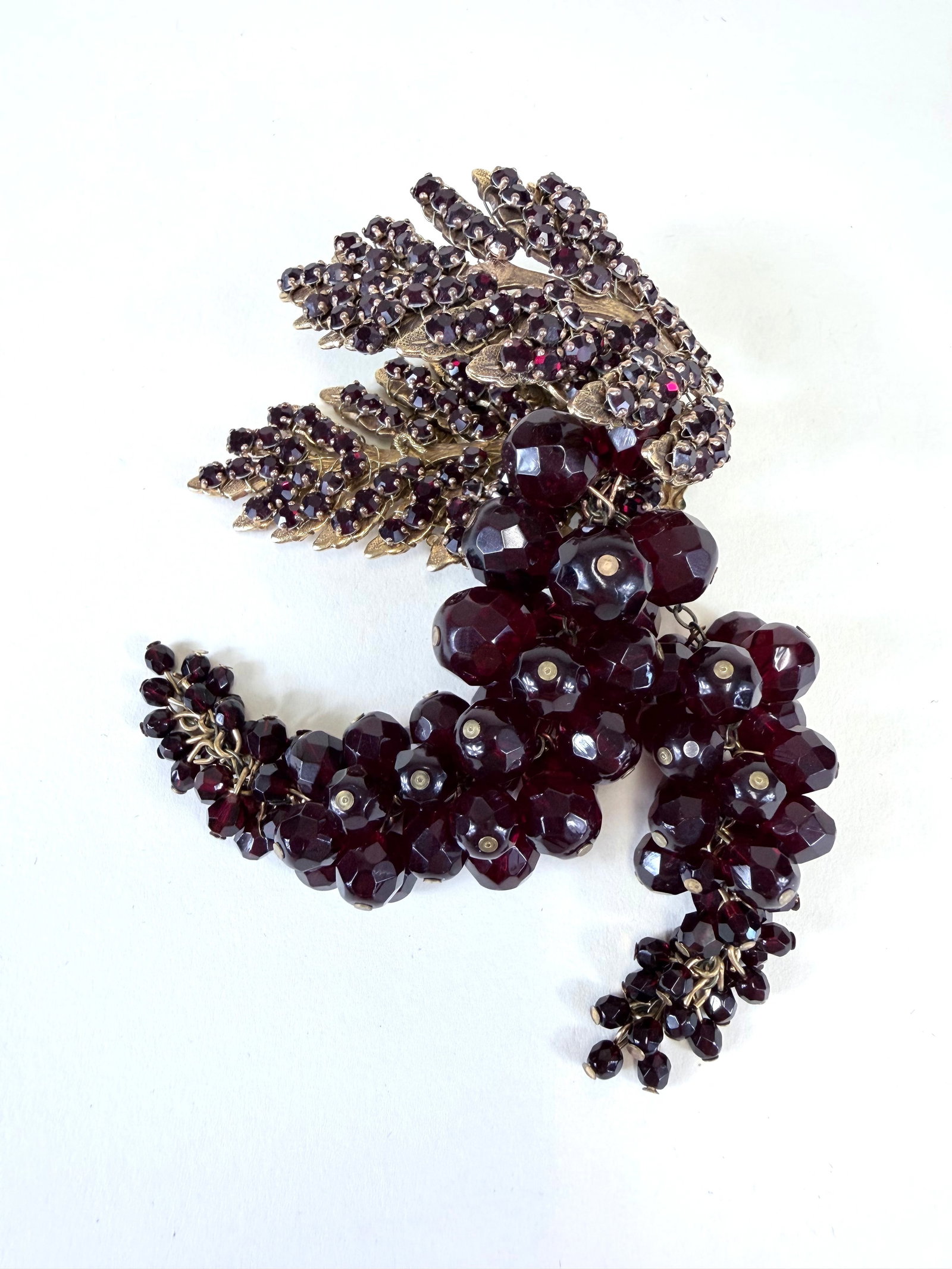 DRAMATIC MIRIAM HASKELL LEAF & GRAPE CLUSTER BROOCH, MID 20TH C - 4