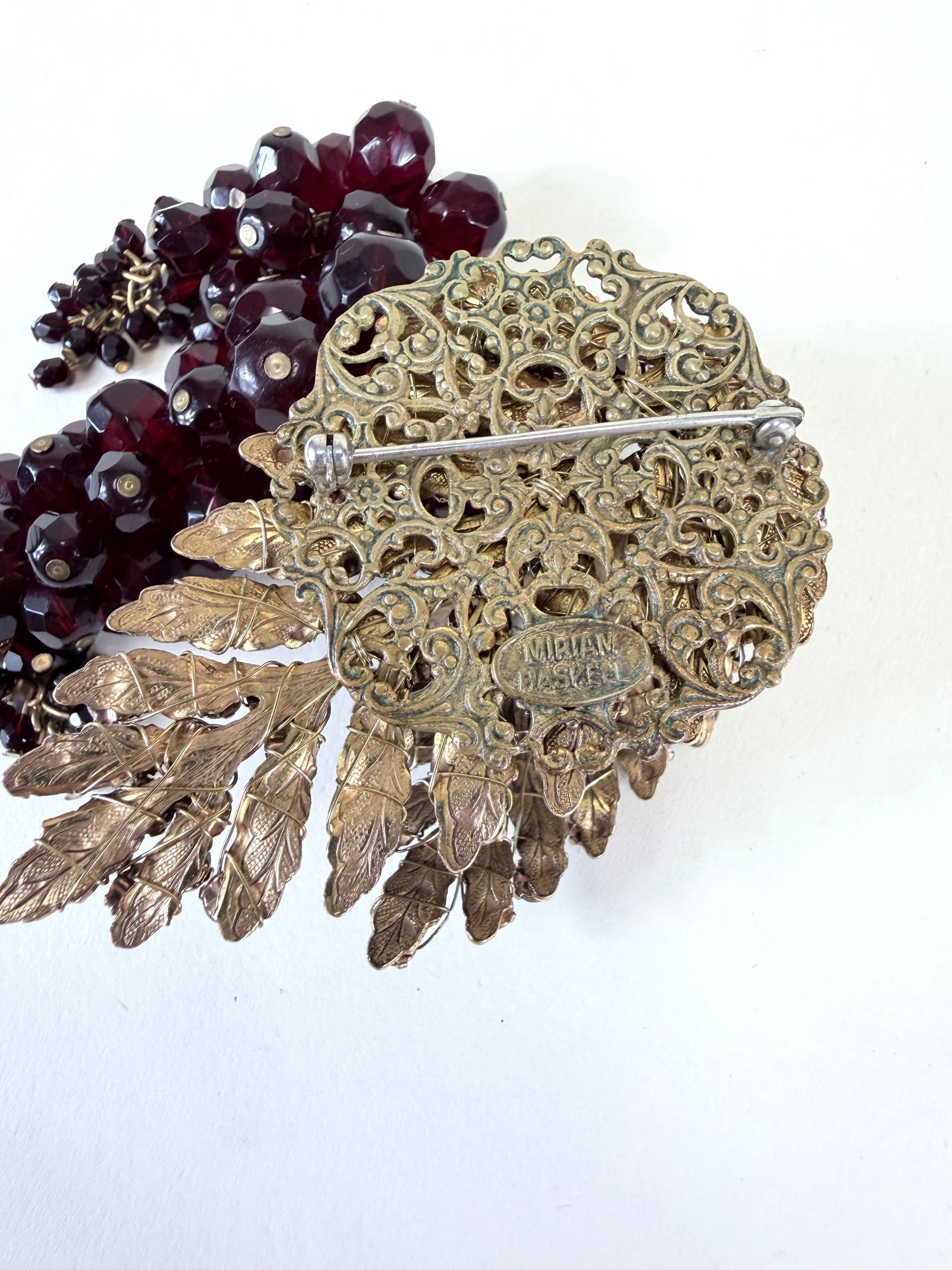 DRAMATIC MIRIAM HASKELL LEAF & GRAPE CLUSTER BROOCH, MID 20TH C - 5