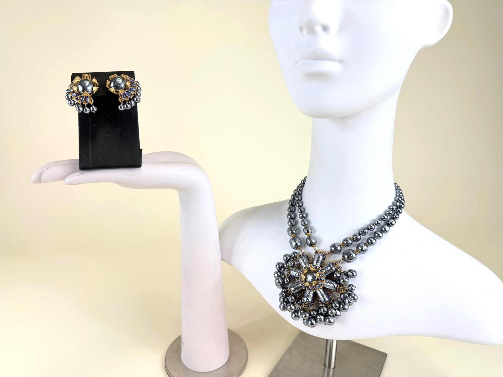 DRAMATIC MIRIAM HASKELL FAUX TAHITIAN PEARL NECKLACE & EARCLIPS, MID 20TH C (1 of 7)