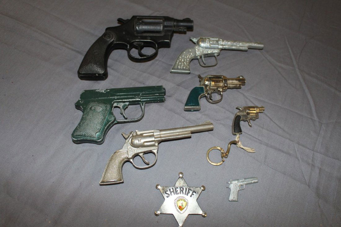 Toy Gun lot of 7 guns: cap guns, fixed guns, Sheriff badge