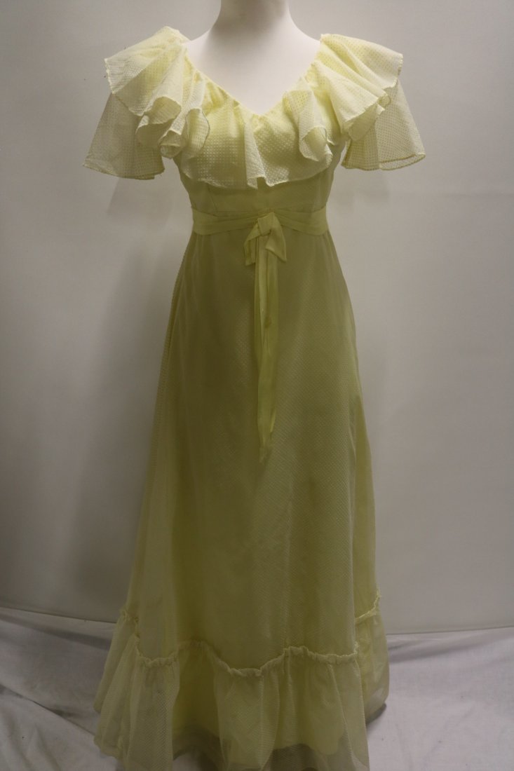 Vintage 1970s pale lemon yellow swiss dot dress with an: Measurements (measured in inches) Fits like an XS/Small Bust 32" Waist 25" - 26" Hips Free Length 56" Shoulder to Waist 13" Shoulders 15"