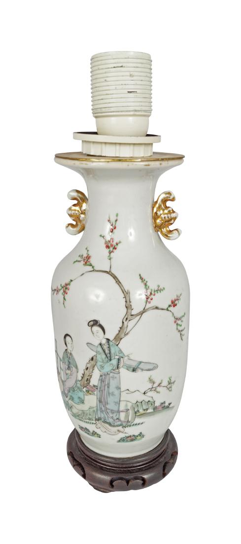 CHINESE VASE STEMMED TABLE LAMP (1 of 1)