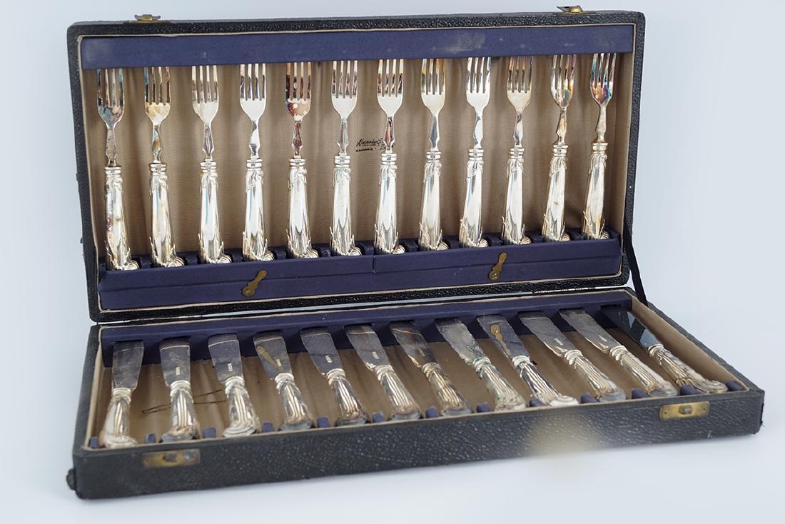 CASED SET OF TWELVE FISH KNIVES AND FORKS: Dimensions:
