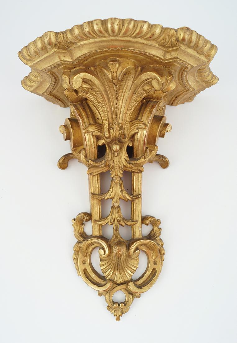 19TH-CENTURY CARVED GILTWOOD & GESSO WALL BRACKET: the gadrooned serpentine shelf raised on leaf scrolls 34 cm. high