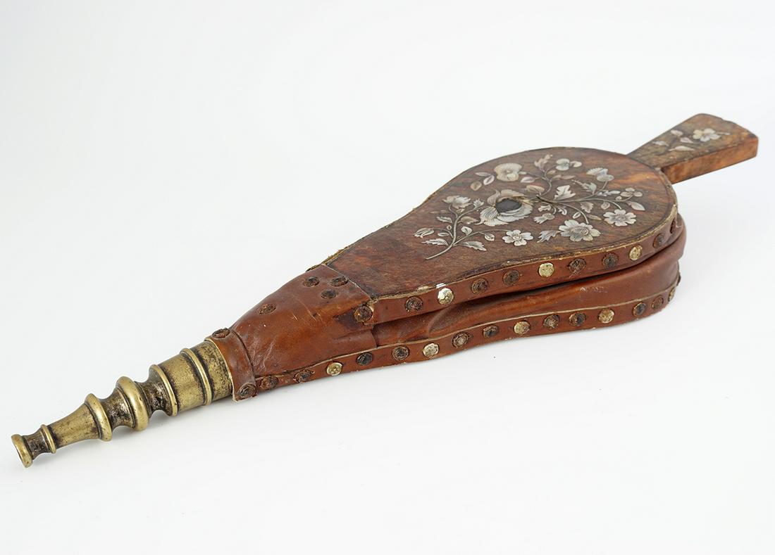 TORTOISESHELL AND MOTHER O'PEARL INLAID BELLOWS: 36 cm.
