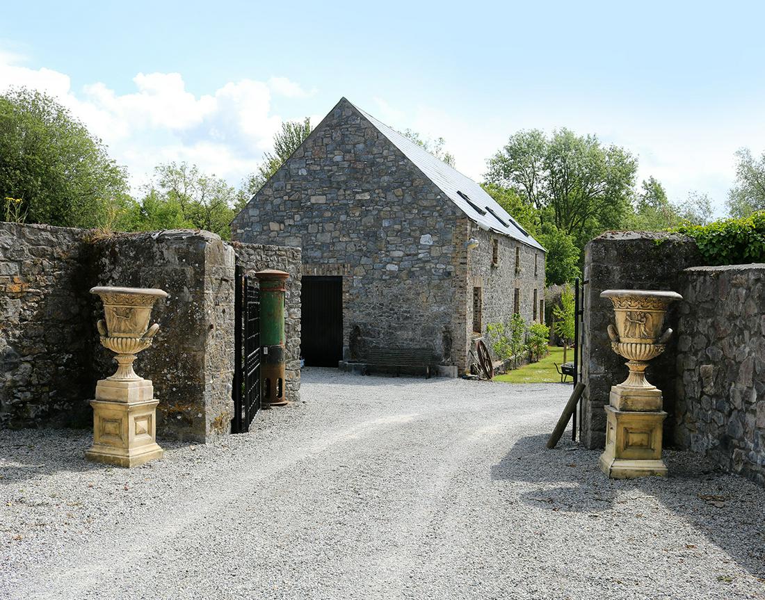 PR.LARGE ITALIANATE CLASSICAL URNS (1 of 6)