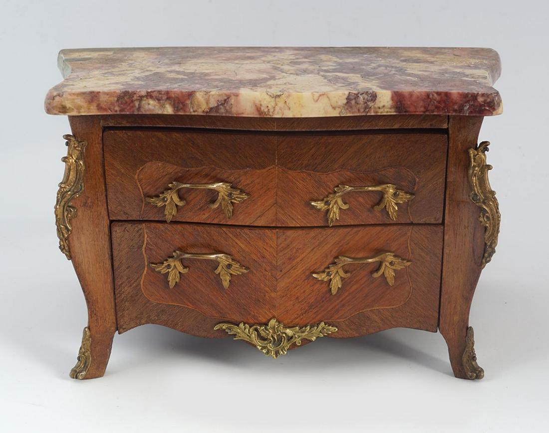 19TH-CENTURY FRENCH MINIATURE KINGWOOD CHEST: with ormolu mounts,the serpentine marble top above a series of drawers 18 cm. high;30 cm. wide
