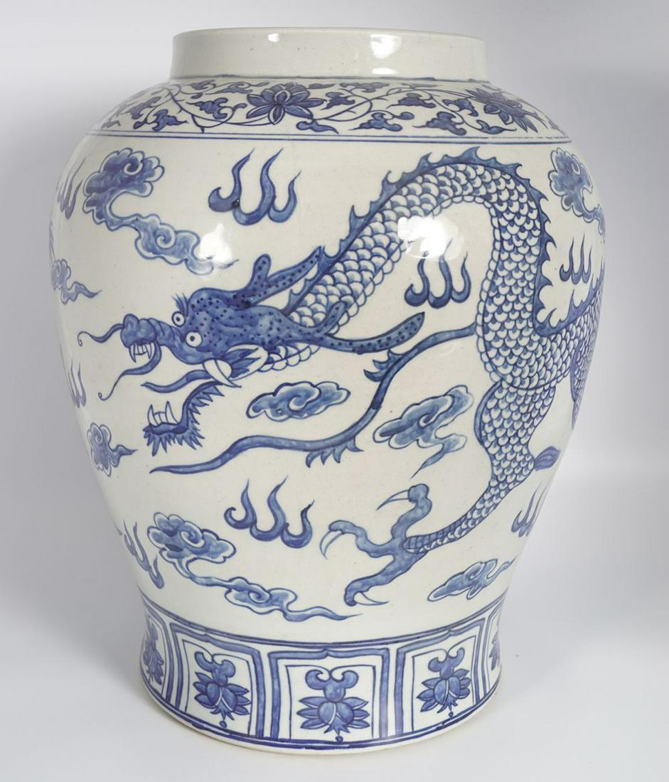 LARGE CHINESE BLUE AND WHITE GINGER JAR (1 of 4)