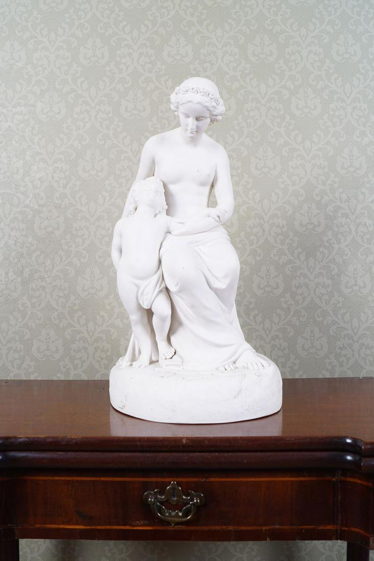 19TH-CENTURY PARIAN GROUP: Venus and cupid on a circular mound, with a bow and arrow at their feet. 25 cm. high
