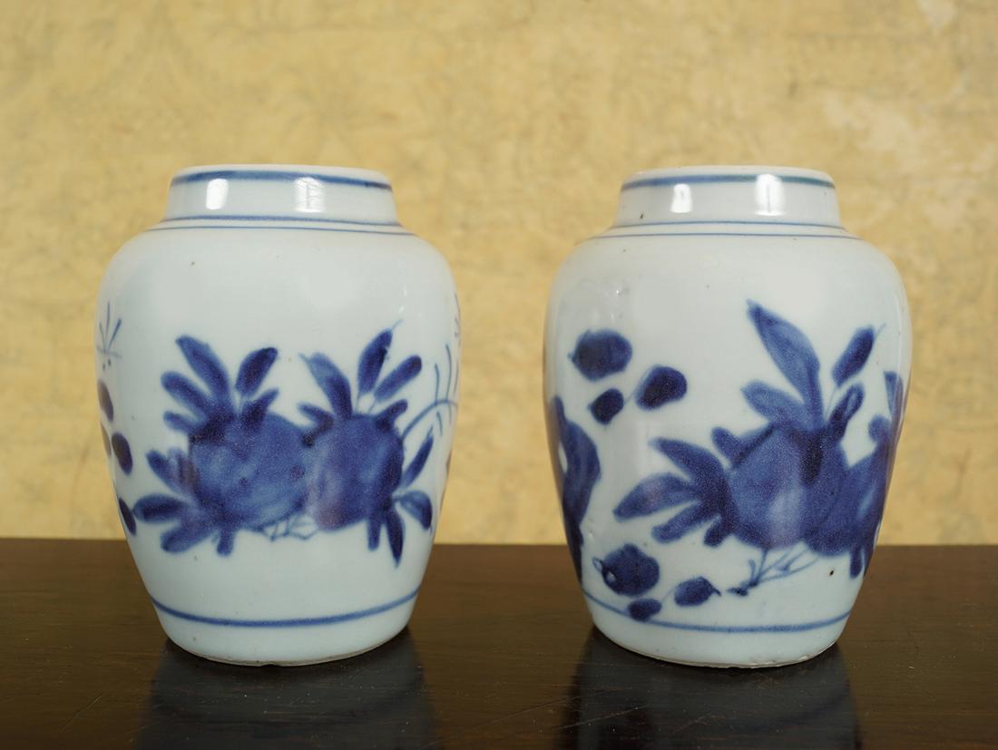 PAIR OF 17TH-CENTURY CHINESE BLUE & WHITE JARS (1 of 5)