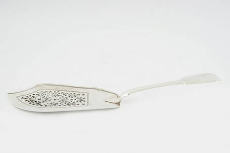SILVER CAKE SLICE: with pierced decoration, London 1831-32, maker: William Traies, 161 grams 31 cm. long