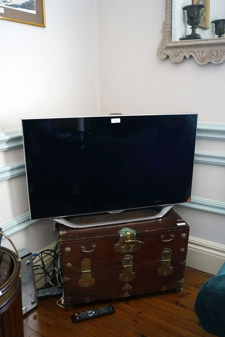 SAMSUNG FLAT SCREEN TV: on stand, working 50 x 90 cm.