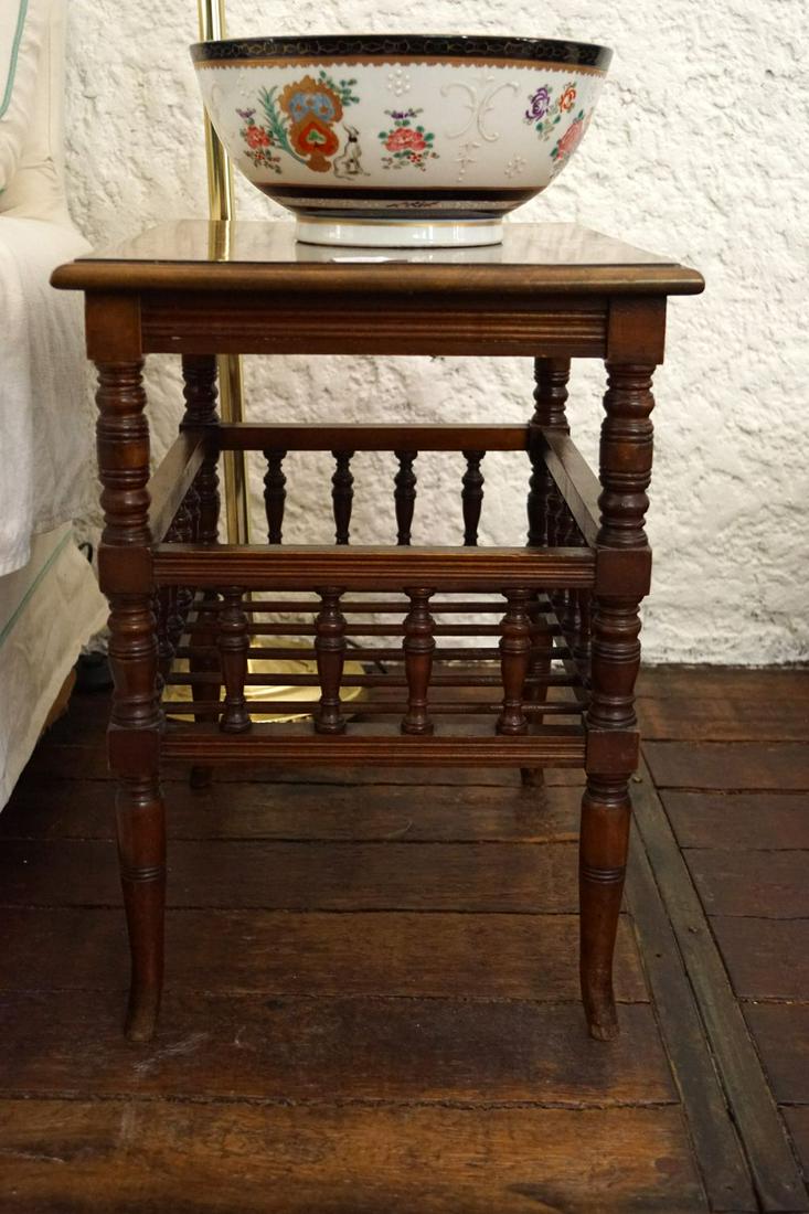 EDWARDIAN MAHOGANY LAMP TABLE: the rectangular moulded edged top raised on turned legs joined by a baluster rail 52 cm. high; 46 cm. wide; 36 cm. deep