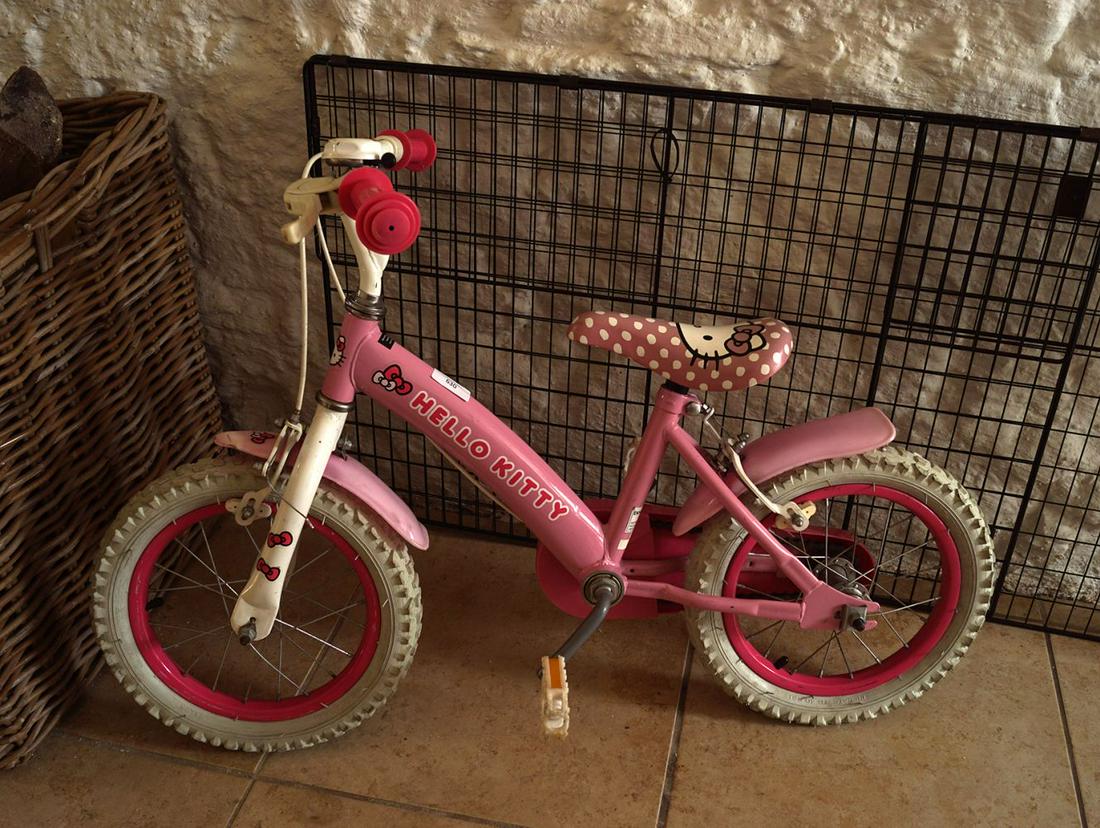 HELLO KITTY CHILDS TRICYCLE: Hello kitty child's tricycle