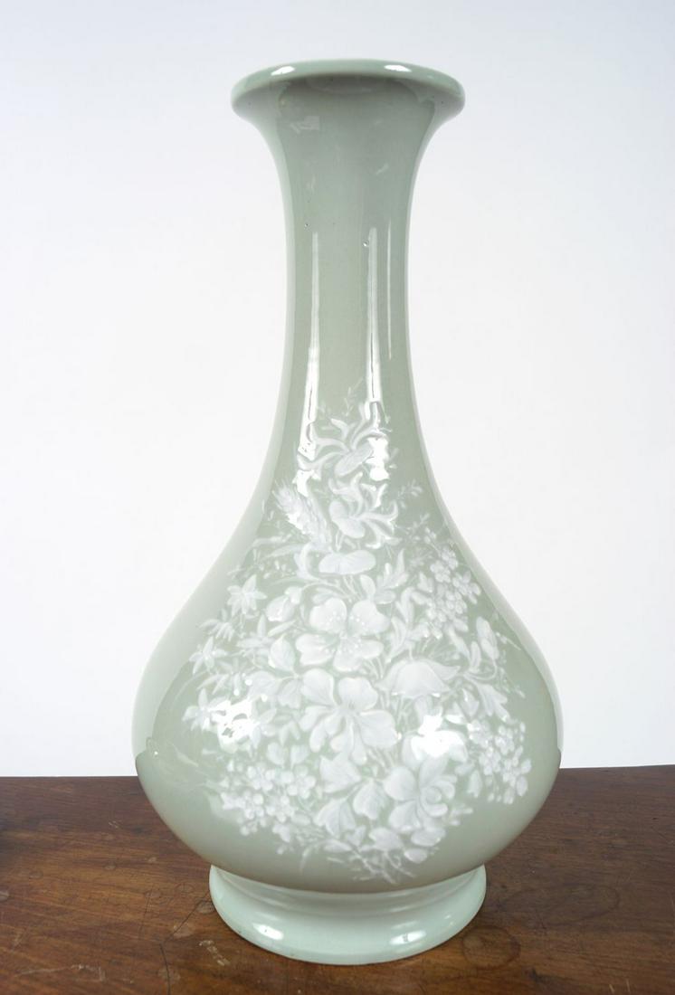 EARLY TWENTIETH-CENTURY CHINESE CELADON VASE (1 of 4)