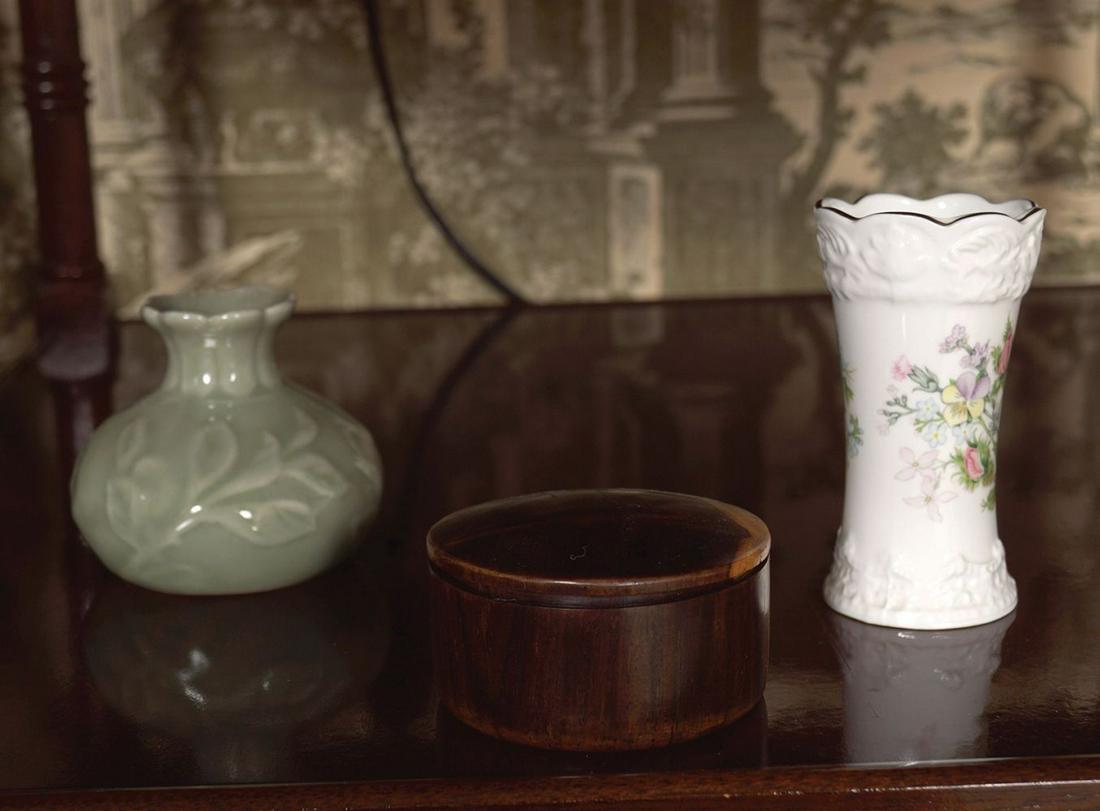 AN AYNSLEY VASE (1 of 4)