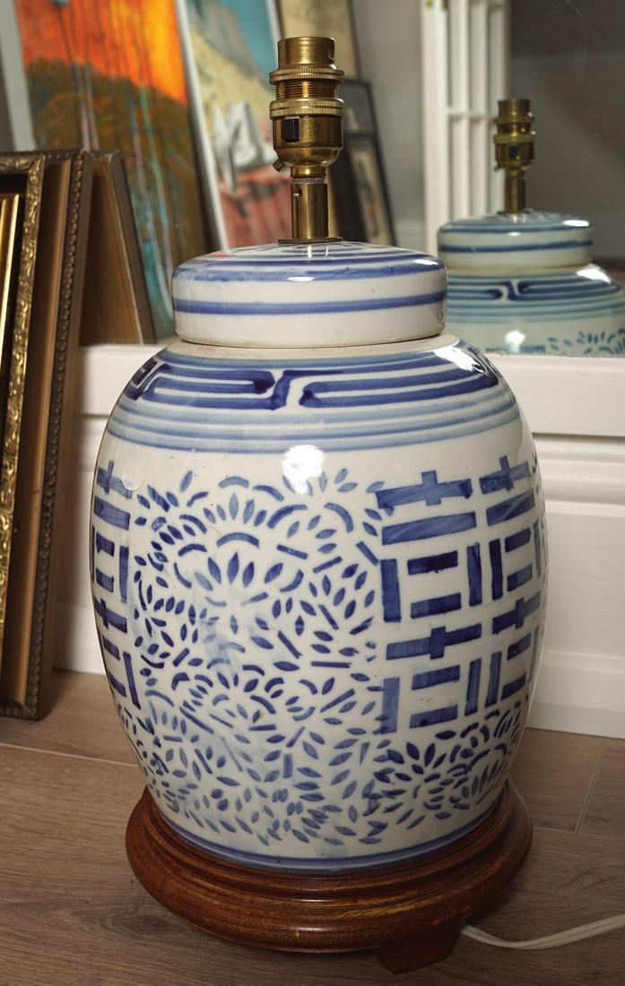 CHINESE BLUE AND WHITE TABLE LAMP (1 of 2)