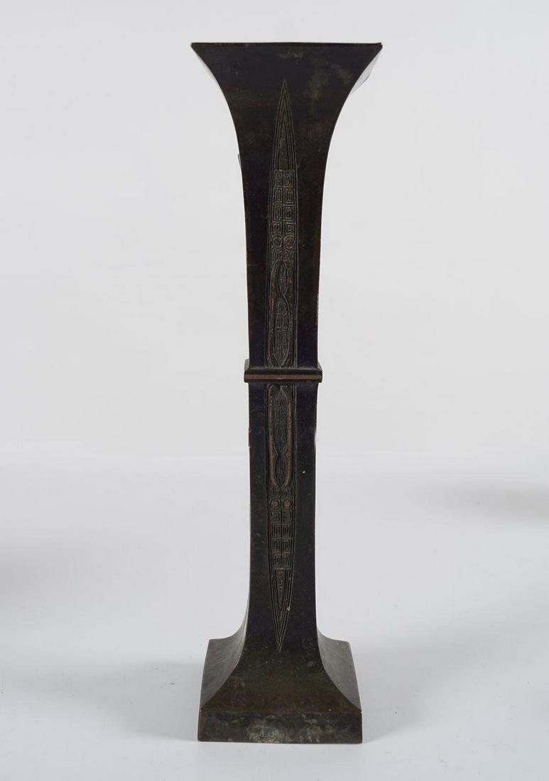 CHINESE BRONZE ARCHAISTIC VASE (1 of 3)