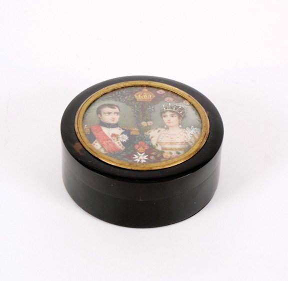 Nineteenth-century tortoiseshell box: Nineteenth-century tortoiseshell box,depicting Napoleon and Josephine 8 cm. diameter