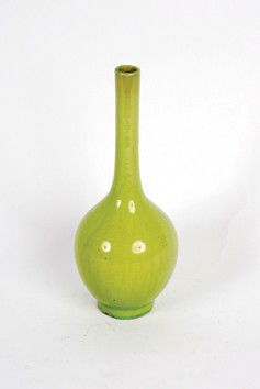 Nineteenth-century Chinese Guanzxu long necked bo: Nineteenth-century Chinese Guangxu long necked bottle vase,Crackle lime ground 23 cm. high