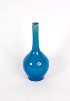 Nineteenth-century Chinese Guangxu long necked bo: Nineteenth-century Chinese Guangxu long necked bottle vase,Crackle blue ground 23 cm. high