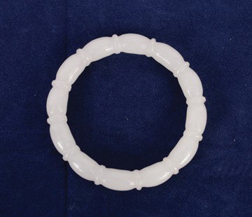 Chinese white jade bangle: Chinese white jade bangle Size: 8 cm. diameter