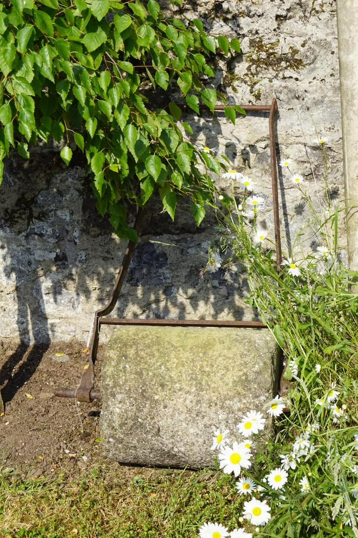 19TH-CENTURY GRANITE STONE LAWN ROLLER: with metal handle. 36 cm. in diameter; Approximate Time: 10:15 Lot No: 18 Category: Garden & Decorative Objects