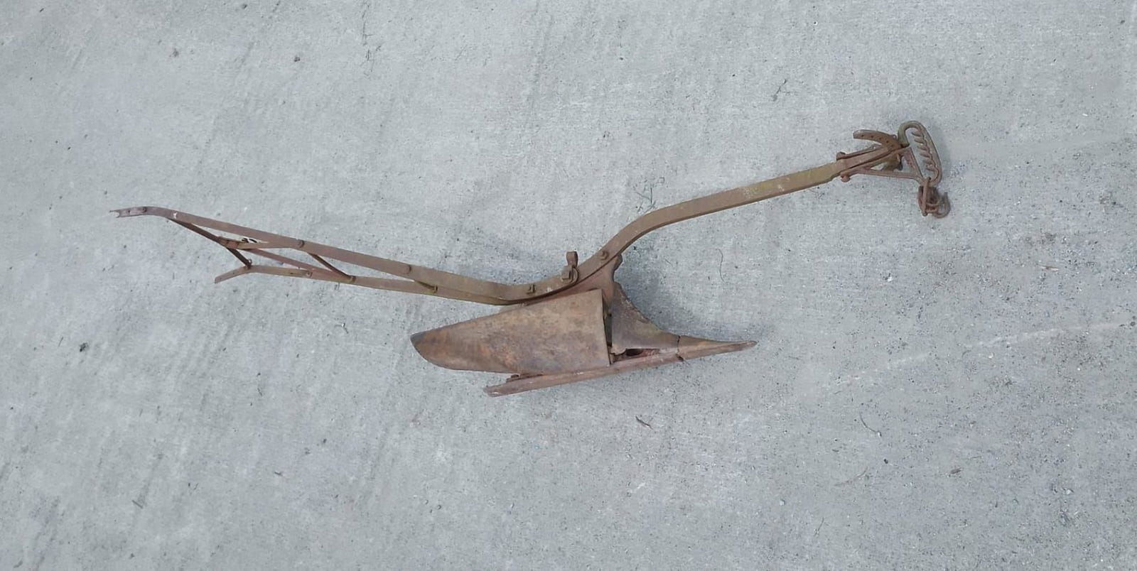 PIERCE OF WEXFORD PLOUGH: Pierce of Wexford plough. 274 cm. long Approximate Time: 15:21 Lot No: 292 Category: Garden & Decorative Objects