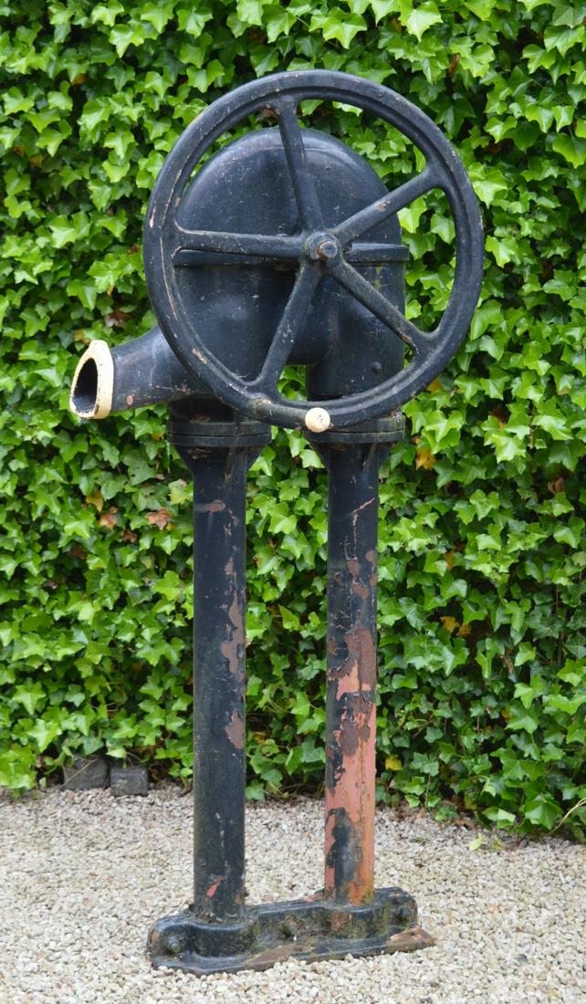 LARGE VICTORIAN ESTATE CAST IRON WATER PUMP: Large Victorian estate cast iron water pump. 185 cm. high; 90 cm. wide Approximate Time: 10:20 Lot No: 424 Category: Garden & Decorative Objects