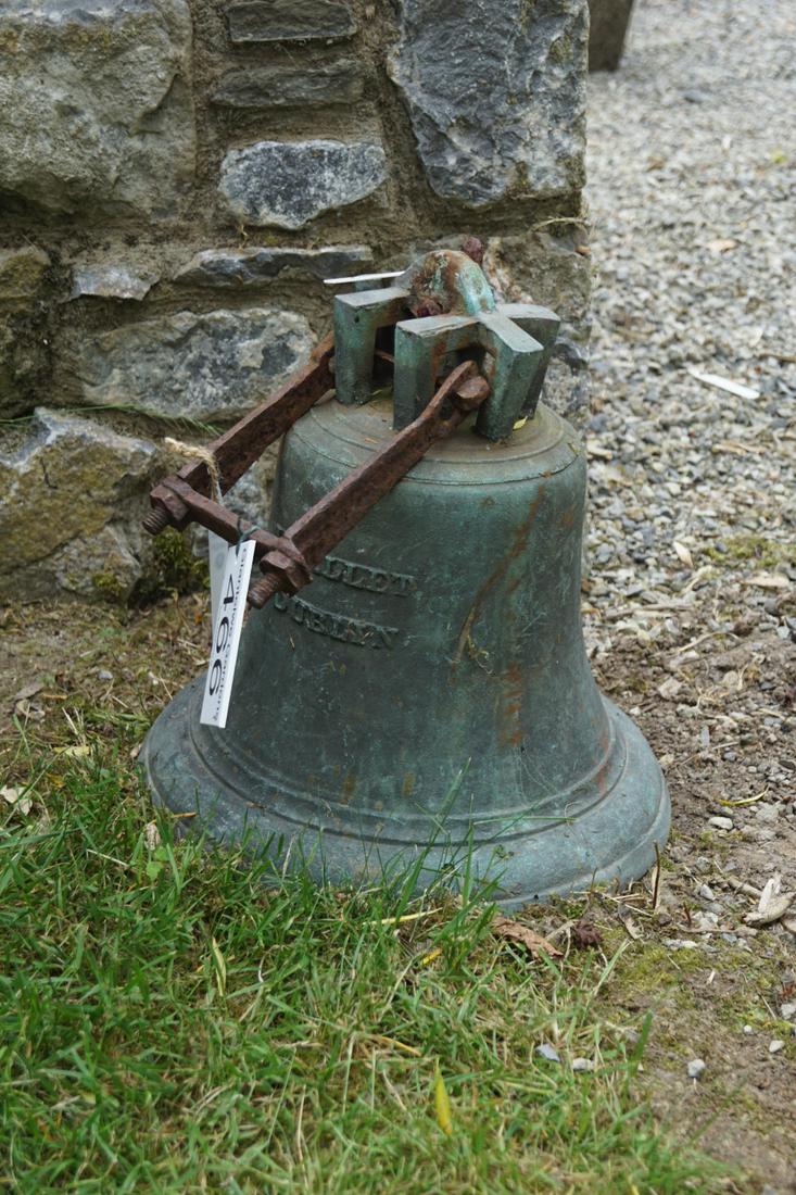 LARGE BRONZE ESTATE BELL: Inscribed Mallet of Dublin. 42 cm. high; 35 cm. wide Approximate Time: 10:58 Lot No: 466 Category: Garden & Decorative Objects