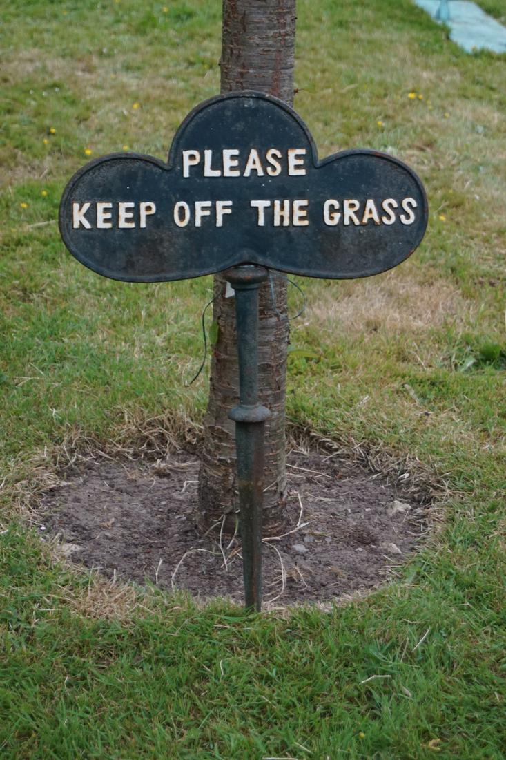 CAST IRON SIGN: "Keep off the Grass", of shamrock shape. 77 cm. high; 45 cm. wide; Approximate Time: 16:03 Lot No: 738 Category: Garden & Decorative Objects