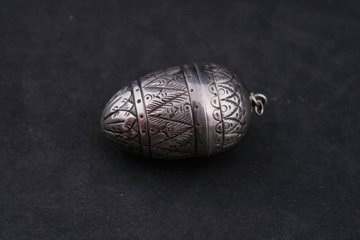 Nineteenth-century engraved silver egg shaped pend: Nineteenth-century engraved silver egg shaped pendant Size: 4 cm. high