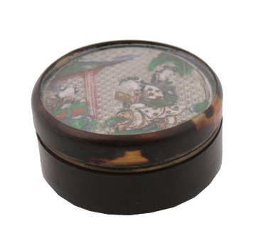 Rare Chinese Qing dynasty carved shell and ox bone: Rare Chinese Qing dynasty carved shell and ox bone tortoiseshell snuff box Size: 7 cm. diameter