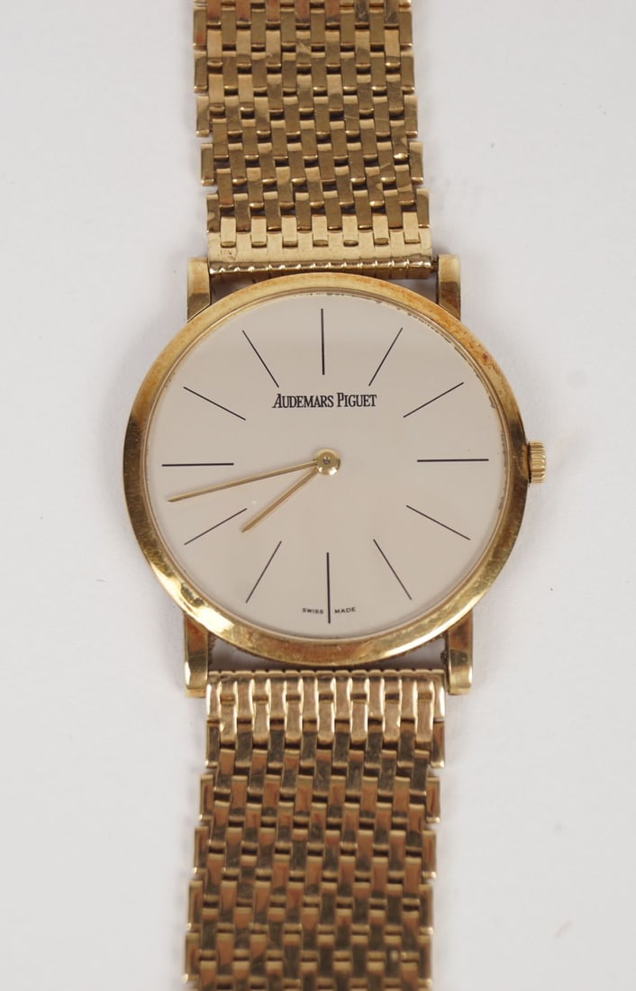 18 CT. GOLD AUDEMARS PIGUET GENT'S WATCH: with 18 ct. gold bracelet. Approximate Time: 16:06 Lot No: 1423