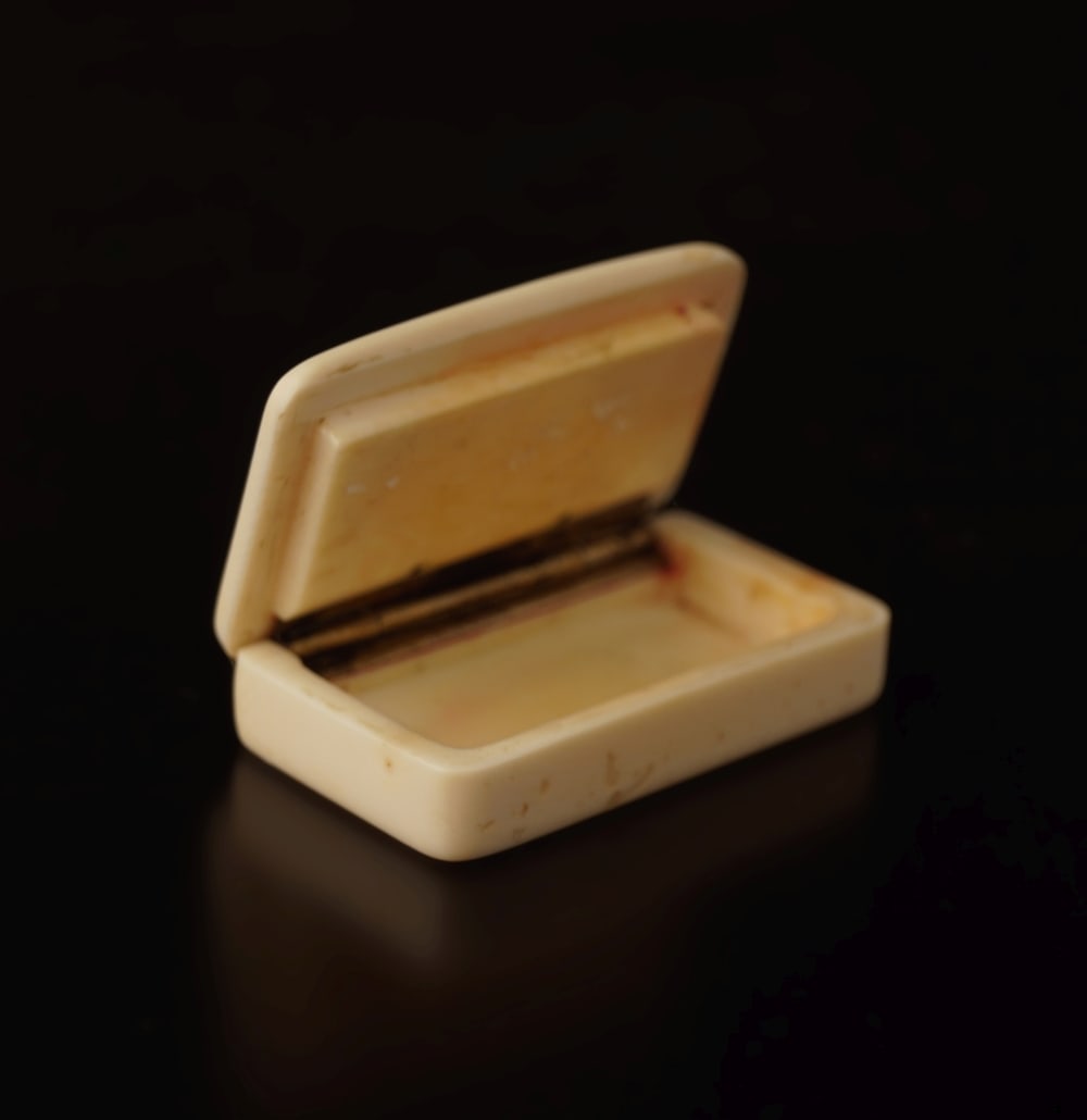 19TH-CENTURY TURKISH PILL BOX: 19th-century Turkish pill box. .9 cm. high; 3.7 cm. wide; 2.1 cm. deep Approximate Time: 16:32 Lot No: 959