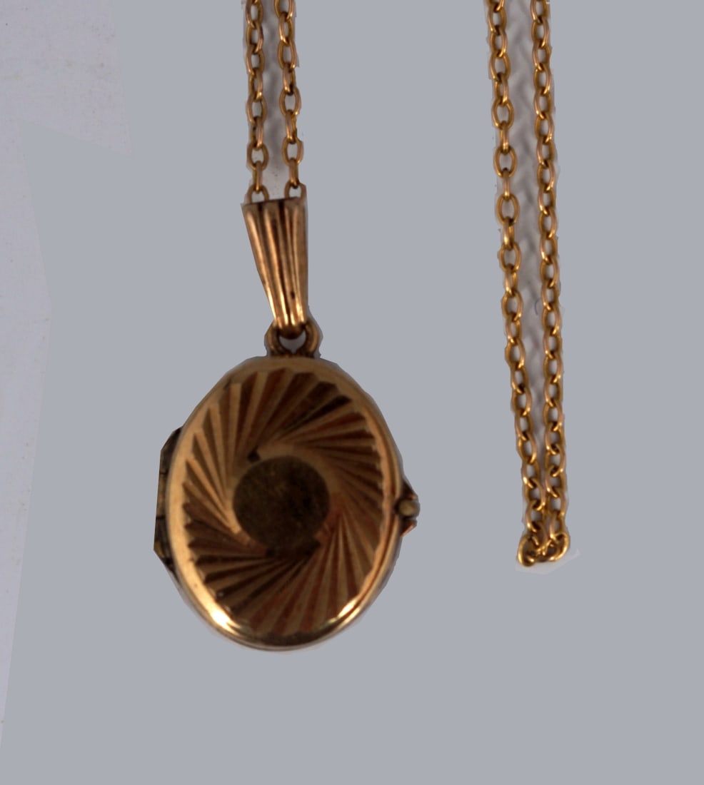 GEORGIAN BACK AND FRRONT LOCKET AND CHAIN: Georgian back and front locket and chain. Provenance: The Dr. Kevin Moynihan Collection, Macroom, Co. Cork. Approximate Time: 16:42 Lot Number: 973