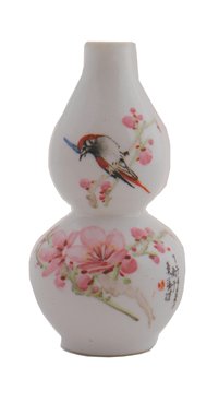 Small Chinese egg shell porcelain gourd vase: Small Chinese egg shell porcelain gourd vase, with seal mark to the base Size: 9 cm. high