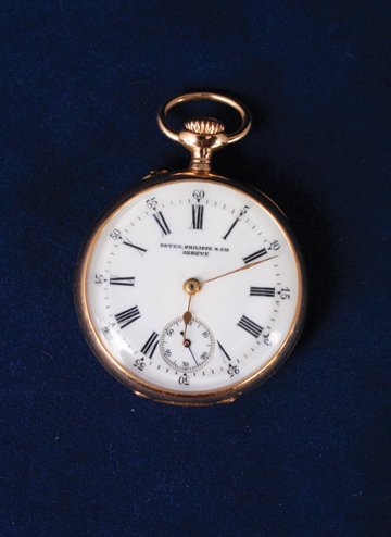 18 ct. gold Patek Philippe ladies pocket watch: 18 ct. gold Patek Philippe ladies pocket watch , No. 113530, with original certificate from Patek Phillipe, dated Geneve May 14 1900 3 cm. diameter
